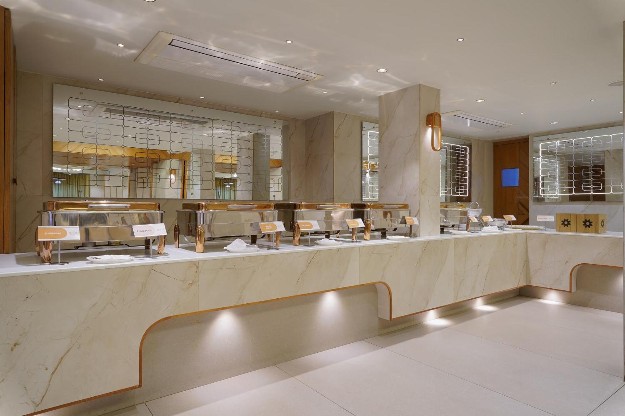 Artilla Inn Ahmedabad Bagian luar foto