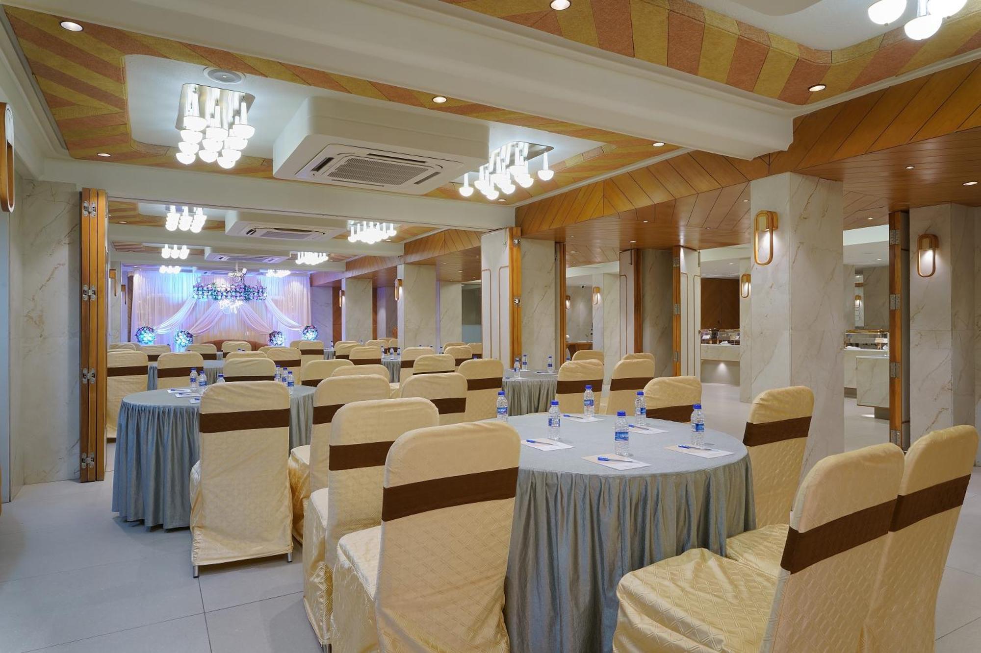 Artilla Inn Ahmedabad Bagian luar foto
